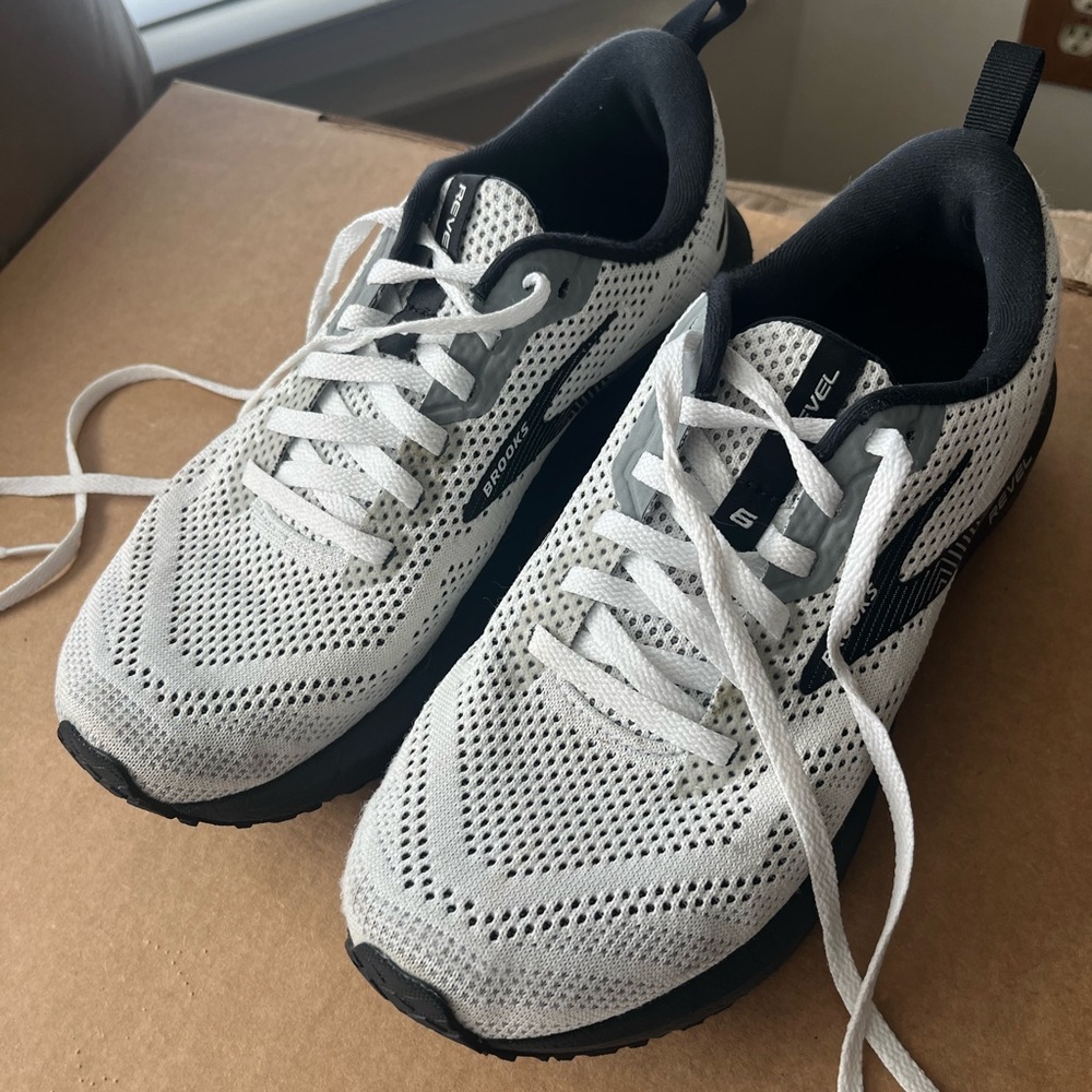 Brooks Revel 6 Black and White Running Shoes - Picture 6 of 16